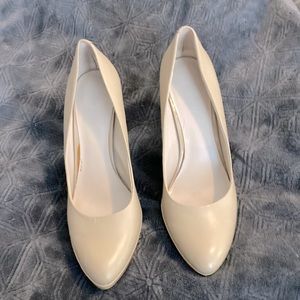 Nine West beige round toe heel
